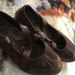 Skechers 8 1/2 med Brown suede
